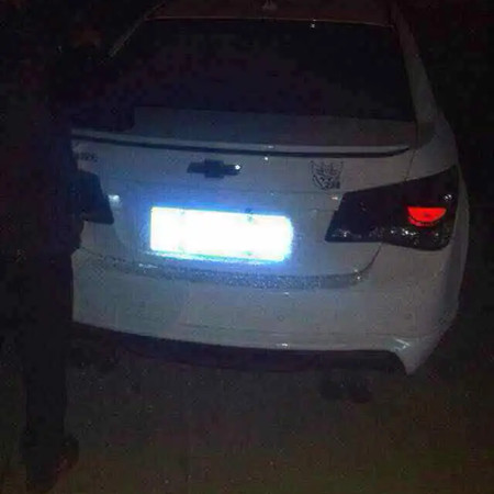 夜間安裝的車輛道閘監(jiān)控攝像頭無法識別車牌，出現反光、白光的情況，應該如何處理
