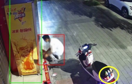 AI視頻監(jiān)控畫面曝光，臨街超市戶外冰柜屢次被盜
